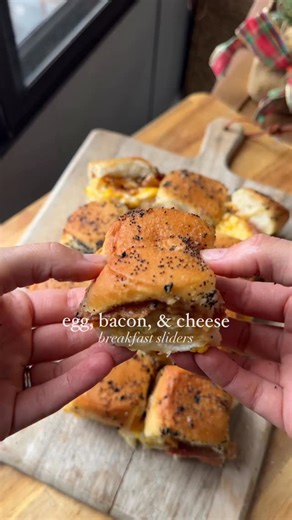 Peyton Pratte on Instagram: "🍳🥓 Egg, Bacon & Cheese Breakfast Sliders 🧀 The ultimate easy + crowd-pleasing breakfast! Perfect for holidays, brunch parties, or lazy weekends. Prep the eggs + bacon the night before for an even easier morning. 🙌 ✨ What’s Inside: King’s Hawaiian rolls, creamy eggs, crispy bacon, melty cheddar, cream cheese, & buttery everything-seasoned tops. 🤤 INGREDIENTS 8 eggs ¼ cup whole milk Salt + pepper 1 tbsp unsalted butter 1 lb bacon 2 cups shredded cheddar 12-pack Ki