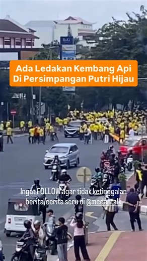 Medan Talk on Instagram: "Ledakan Kembang Api di Persimpangan Jalan Putri Hijau Medan bikin pengguna jalan heboh Terlihat kericuhan namun belum jelas kronologi kejadian di postingan @medantalkid dan @medanku Kondisi lalulintas padat dan pengguna jalan dihimbau untuk berhati hati saat melintas jalan putri hijau simpang jalan perintis kemerdekaan dan guru patimpus Medan. Kejadian sore sekitar pukul 14.30 WIB minggu 01/02/26 ♡ Silakan share (cerita/info lalulintas) ke story mention @medantalk dan j