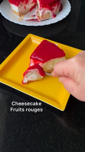Raja Kraiem on Instagram: "Inratable ,délicieux ,sans cuisson le cheesecake aux fruits rouges dont je ne changerai jamais la recette. Une vraie pépite de gourmandise 😋 Recette et ingrédients: 1) Pour la Base Biscuitée : 150g de biscuits 50 g de beurre mou 2) Pour la crème onctueuse : 250 g de Mascarpone bien froid 150 g de fromage blanc (fraidoux) 150 ml de crème liquide très froide 70 g de sucre glace Jus d’un demi citron 3) Pour le coulis aux fruits rouges 200 g de framboises et fraises surge