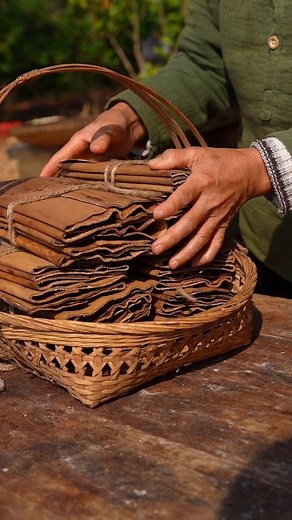 The old bamboo shell wraps the brown sugar glutinous rice, which tastes soft, glutinous, sweet, and carries the aroma of bamboo leaves #KangzaiFarmers #immersive #picking #radish #fblifestyle | KangzaiFarmers