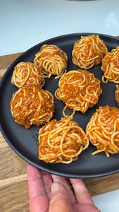 Har du rester af kødsovs og spaghetti? Så lav de her små spaghetti-kugler med ost😋 Det er hurtig og sjovt for både børn og voksne! De er også super lækre som en lille snack, som du kan nyde sammen med vennerne til et kold glas vin eller øl. Opskriften på selve kødsovsen finder du på min Instagram profil (Ibsens_mad) i mine reels, sammen med en masse andre lækker hverdagsretter😊 Ingredienser: Spaghetti kugler Rester af kødsovs Spaghetti Mozzarella Neutral oile til fritering/stegning Panering: Æ