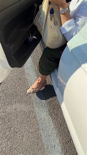 🚗 Parking in Rome? Here’s how Italians do it: 🟦 Blue lines = paid parking ⬜️ White lines = free parking (rare but golden!) Knowing this will save you time, money, and a possible fine. #RomeTravelTips #ParkingInItaly #ItalyHacks #TravelSmart #ItalyDrivingTips #RomeLikeALocal | Local Aromas