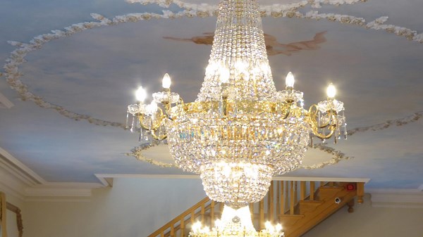 Top 10 Dining Rooms with Crystal Chandeliers and More