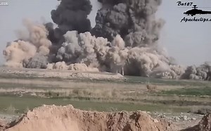 扔9枚1000磅JDAM。Airstrike on Insurgents by 9 1000lb JDAM's GBU-32