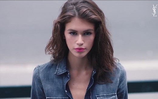 广告 Kaia Gerber - YSL圣罗兰 莹亮纯魅唇膏 2019春季15s