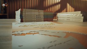 سلسلة العربية بين يديك، المتخصصة في تعليم اللغة العربية لغير الناطقين بها والمُعدّة للتدريس في المؤسسات التعليمية، تحتوي السلسلة على المواد الصوتية مما يضمن تجربة تعليمية مميزة. من مميزات السلسلة: - تُحقق تعلم المهارات الأربع (الاستماع - الكلام - القراءة - الكتابة) - تُرافق الطالب من المرحلة الصفرية وحتى إتقان اللغة العربية بإذن الله السلسلة تتألف من: 4 مستويات وكل مستوى يتكون من جزئين (8 كتب للطالب) و (4 كتب) للمعلم . - للتعرف أكثر على السلسلة من خلال الرابط: https://www.arabicforall.net/File/a