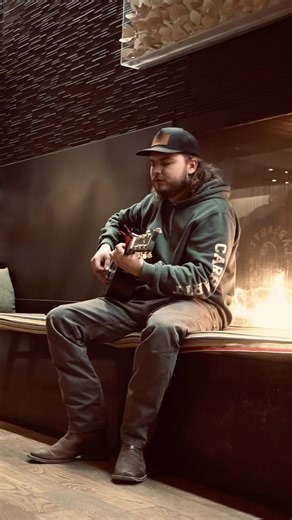 Hotel lobby acoustics 🔥 • Gotta love the King @George Strait 🎥: @Lexy Taylor Fryfogle #country #music #countrymusic #georgestrait #acoustic