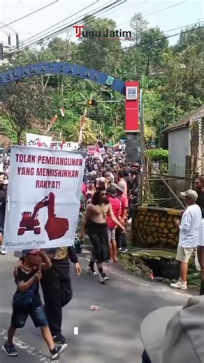 Indonesians Reject Deforestation Thousands of residents in East Java staged a mass protest to oppose a property development project that threatens their forest. “We don’t want deforestation, we don’t want our villages to be flooded,” they said, carrying banners reading “Save Tretes Forest”.