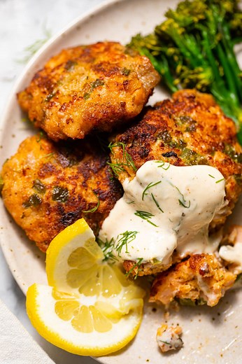 Fresh Salmon Cakes with Quick Garlic Aioli