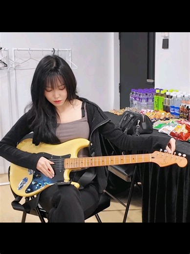 Yuju acoustic guitar cover reaction — why her voice stands out