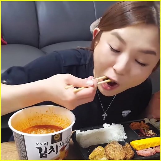 Delicious Hamzy Muckbang Eating Show