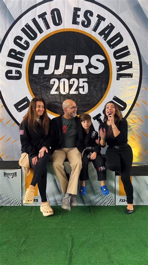 Conversei com o Mestre @sylviobehring um dos principais responsáveis por difundir o jiu-jitsu em diversos países, formando instrutores e faixas-preta ao redor do mundo. Um prazer enorme estar na presença do Noah e da @adriana.behring que abrilhantaram nosso evento e participaram ativamente lutando e torcendo. Muito obrigada! Como fã, fiquei feliz e anestesiada em realizar essa pequena conversa com meus ídolos. É muito mais que jiu-jitsu! Oss FJJ-RS Promovendo o Jiu-Jitsu Gaucho. #bjj #jiujitsu #