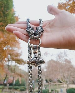 The Kings chain was worn by Viking kings as a status symbol. We give you the Wolf Mjolnir King Chain 🐺 🐺 Shop 👉 ancientreasures.com/products/wolf-king-gold Worldwide Shipping 🌎 | Ancient Treasures