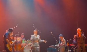 DUFF MCKAGAN And CHAD SMITH Perform At 'Songs Of Hope Live' Benefit Concert In Seattle (Video)