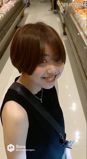 When She Eats Snacks in the Store Like No One’s Watching 😂🛒#funnyshorts #funny #funnyvideo