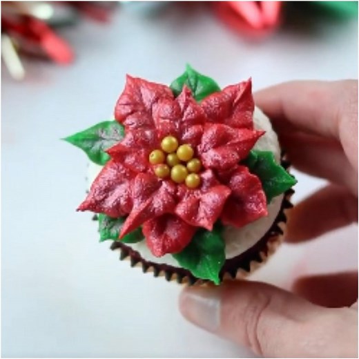 How to make simple buttercream poinsettia cupcakes!🌺 | MetDaan Cakes