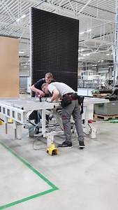 Kiekvieną dieną mūsų gamykloje vyksta preciziškas darbas, užtikrinantis, kad kiekvienas langas atitiktų aukščiausius standartus. Net ir tada, kai atnaujiname darbo vietas, galvojame apie tikslumą ir patogumą, kad mūsų komanda galėtų dirbti dar efektyviau. 👷‍♂️ #INTUSWindowsLT #Gamyba #Efektyvumas #DarboAplinka | INTUS Windows LT