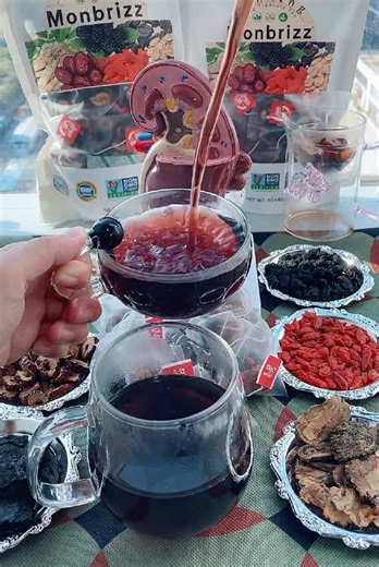 Worried about poor kidney function? Constantly troubled by lower back and knee pain, and poor energy? Try Monbrizz Ginseng Tea. A scientifically formulated blend of 6 natural ingredients: ginseng to replenish qi, maca to strengthen the body, and goji berries to protect the kidneys. Inheriting the wisdom of traditional Chinese medicine, it has a sweet, non-bitter taste. One cup a day to protect your inner health. Limited-time offer, limited stock. #🍵 #monbrizz #ginsengtea #tea #maka #kidneyhealt