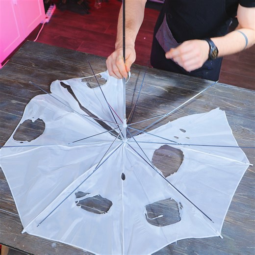 A quick Christmas tree using an old umbrella! | 5-Minute Crafts Play