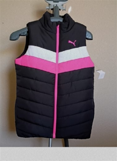 JUST IN: NEW WITHOUT TAGS. PUMA PINK WHITE AND BLACK CHEVRON VEST. SIZE MEDIUM 8 / 10. COME AND GET IT. 🏃🏽‍♀️ #THRIFTING #FASHION #BREAKINGNEWS #PUMA #SHOPPING