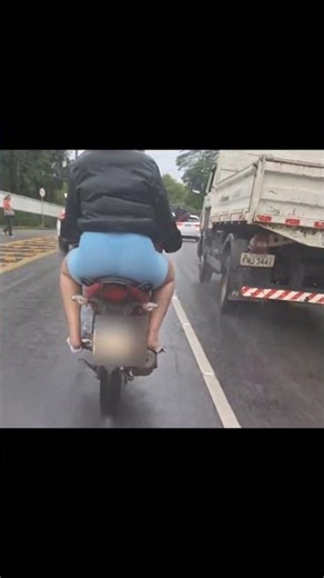 safada na garupa de calça legging azul transparente 😋🤤