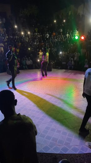 Dans le vaste univers artistique du Niger, un nom se démarque de plus en plus : Barakina. Jeune, créatif et passionné, il incarne cette nouvelle génération d’artistes nigériens déterminés à faire briller leur culture à travers leur art. 🌟 Son talent, sa voix et sa vision font de lui un ambassadeur de la musique urbaine nigérienne, mêlant authenticité, inspiration et engagement. 💫 | Dosso ma belle cité