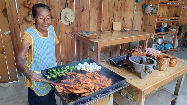 Que tal muy buenos dias, hoy les prepare unos ricos camarones a la plancha en chile chipotle, estos camarones estan para chuparse los dedos y los acompañe con chiles jalapeños y cebollitas fritas, arroz, salsa y tortillas de maiz, espero les encante, hasta luego cuidense y nos vemos pronto. #DoñaLupita | Doña Lupita