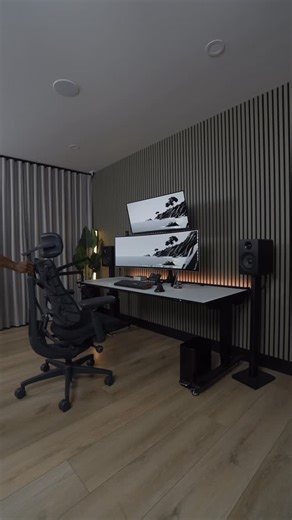 Midas/Tomi on Instagram: "Decided to try out a new dual ultrawide monitor orientation. Are you rocking a stacked or side by side setup currently? comment ‘msetup’ and I’ll send a 🔗 to everything"