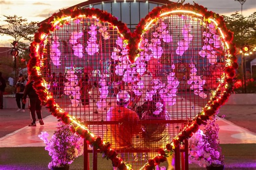 'Kapag masyadong perfect': Paano matukoy kung 'love scammer' ang kausap | ABS-CBN News