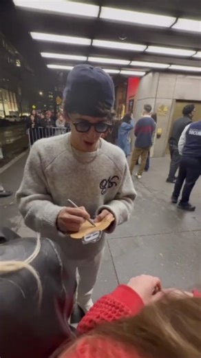 Marcello Hernandez's shorts ❤︎ on Instagram: "Marcello last night at the barricades after the show! Via jhdos1 on TikTok. #marcellohernandez #snl #viral #fyp #funny #standup #comedy #republicadominicana #snlbarricades"