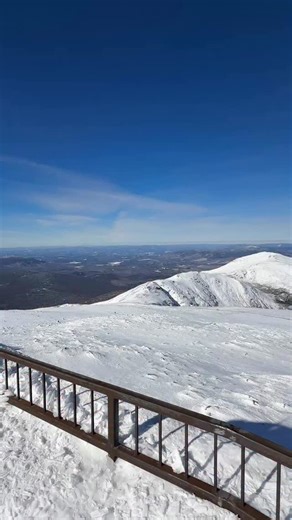 A beautiful clear day on Mount Washington today. For a look at the weather ahead, visit mountwashington.org/forecast. | Mount Washington Observatory