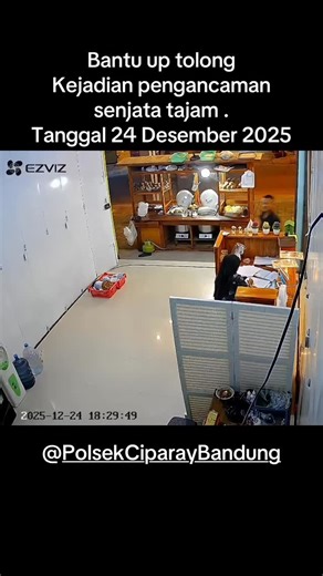 Duta Klenger on Instagram: "Untuk kenyamanan dan keamanan kita semua ijin menyampaikan Hari ini salah satu pihak dari toko kami mengalami kejadian yang sangat membahayakan keselamatannya. Seseorang telah melakukan pengancaman dengan membawa senjata tajam terhadap salah satu karyawan saya menggunakan golok. Tindakan ini sangat melanggar hukum dan sudah saya dokumentasikan sebagai bukti. Saya berharap pihak berwenang dapat menindak lanjuti agar kejadian seperti ini tidak terulang dan membahayakan 