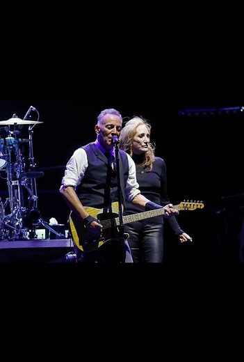 Bruce Springsteen's Wife Patti Scialfa Performs Duet After Cancer Reveal