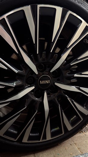 Today’s fun fact you didn’t know you needed: floating hubcaps are real. 😎 #MINIAceman #floatinghubcaps | MINI
