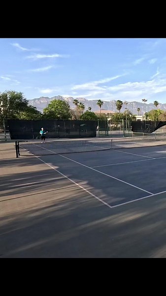 Gana Efecto al Contestar un Servicio Rápido en Tenis