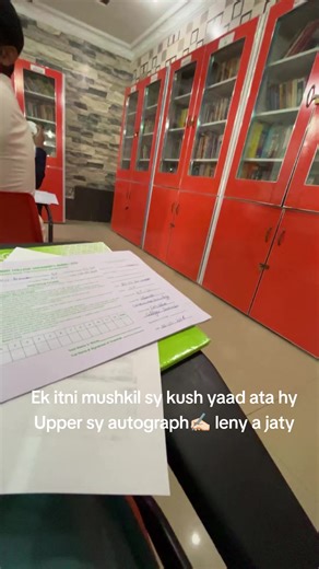Ek itni mushkil sy kush yaad ata hy Upper sy autograph leny a jaty#fyp #gcuf #funny #university #studientlife