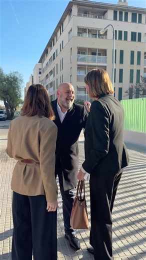 Han finalitzat les obres de la nova escoleta municipal de Son Gibert, un projecte molt esperat pel barri que permetrà ampliar l’oferta pública d’educació infantil de 0 a 3 anys a Palma amb 92 noves places a partir del pròxim curs. Avui he visitat les noves instal·lacions, situades entre els carrers Eucaliptus i Mimosa, un centre modern i funcional que compta amb set aules, espais educatius adaptats, zones enjardinades, pati de jocs i tots els serveis necessaris per garantir el benestar dels infa