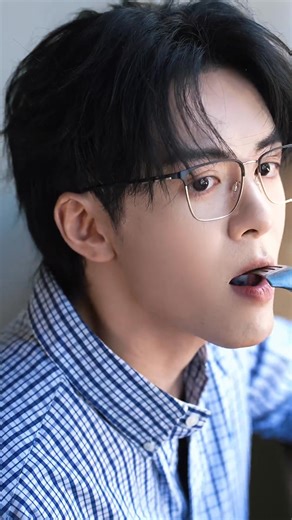 20250904 - Studio Tăng Thuấn Hy update weibo Một chút "Hy hữu nhật thường" Hê hê vid này mới quay hôm qua nè. Đẹp trai với đáng yêu quá đi mất. Còn quay ở góc nhìn bạn gái nữa 😭. Nãy giờ tui vừa xem vừa cười tủm ta tủm tỉm. #josephzeng #曾舜晞 #ZengShunXi #Tăng_Thuấn_Hy #TăngThuấnHy | 曾舜晞 Joseph Zeng Tăng Thuấn Hy - Vietnamese Fan 1/2