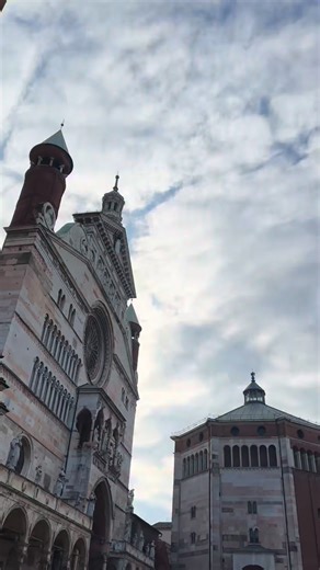 📍 In the heart of Cremona. Surrounded by more than 400 years of violin-making tradition, our workshop is located just beside the Museo del Violino — in the very city where history still resonates through every street. We welcome musicians, collectors, and visitors from all over the world, whether you are searching for your ideal instrument or simply wish to experience Cremona from within. Our door is open 🧡 Are you planning to visit us? Contact us to book your appointment — we would be delight