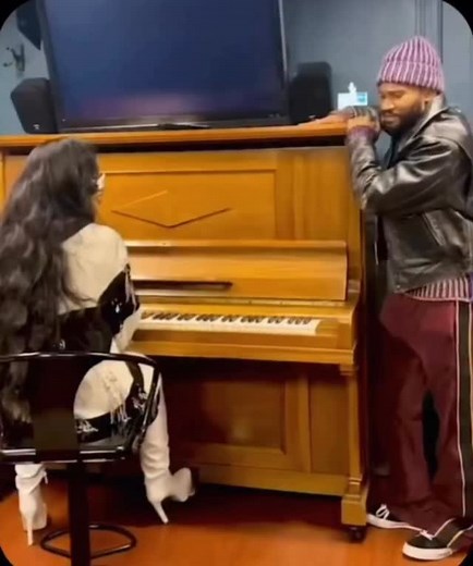 Kaytranada building galaxies, H.E.R. floating on top of them 🖤 this is how ‘Intimidated’ was born. The kind of chemistry you can’t fake. Follow @godsavethechill 🦩 for more Visit our store online 📲 Check out our Playlists 🎵 (Link in bio) #gsc #godsavethechill #music #chill #chillvibes | God Save the Chill