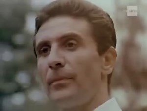 Nathalie Gilbert Bécaud La place Rouge était vide Devant moi marchait Nathalie Il avait un joli nom, mon guide Nathalie La place Rouge était blanche La neige faisait un tapis Et je suivais par ce froid, dimanche Nathalie Elle parlait en phrases sobres De la révolution d'octobre Je pensais déjà Qu'après le tombeau de Lénine On irait au café Pouchkine Boire un chocolat La place Rouge était vide Je lui pris son bras, elle a souri Il avait des cheveux blonds, mon guide Nathalie, Nathalie Dans sa cha