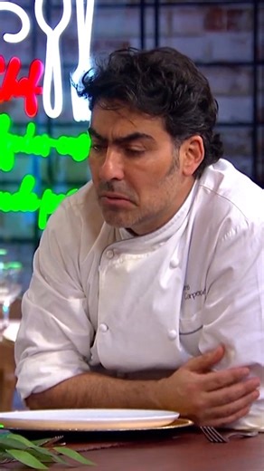 El chef Christopher Carpentier presenta su plato a los jurados y explica cada detalle de su preparación, desde los ingredientes hasta la técnica utilizada. Su propuesta sorprende por su nivel técnico y concepto, generando reacciones positivas y elevando el estándar del reto para los participantes. 😋 #MasterChefCelebrityColombia #MasterChefCelebrity | Canal RCN