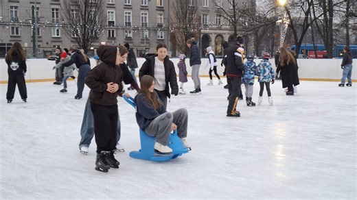 Kraków. Lodowisko pod NCK już otwarte! W Nowej Hucie można pojeździć za darmo