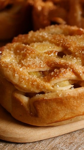 750g on Instagram: "Des mini apple pies express à faire 😀 La recette 👇 Ingrédients (pour 8 pièces) : - 4 pommes - 2 pâtes brisées - 1 œuf battu - 1 c.à.s. de sucre roux - 1 noix de beurre - 1 c.à.c. de lait - Sucre roux pour la finition Préparation : Dans une poêle, faire chauffer le beurre et le sucre. Quand le beurre est mousseux, ajouter les dés de pommes et les faire revenir sur feu moyen pendant 5 minutes, en mélangeant de temps en temps. Détailler ensuite dans une pâte 8 cercles de 9 cm