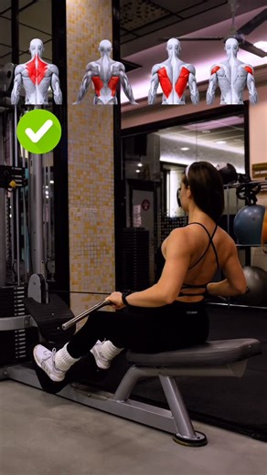 Valerie on Instagram: "Здесь я показываю, как разные тяги нагружают разные участки спины — не «лучше/хуже», а по функции и биомеханике. Разберём по порядку 👇 1️⃣ Горизонтальная тяга средним хватом → ромбовидные + средняя трапеция Горизонтальный вектор и сведение лопаток делают середину спины главным драйвером движения. 2️⃣ Пуловер в наклоне с верхнего блока (рукоять) → широчайшая мышца Это изоляционное упражнение: минимум локтей и лопаток, максимум осознанной работы широчайшей. 3️⃣ Вертикальная