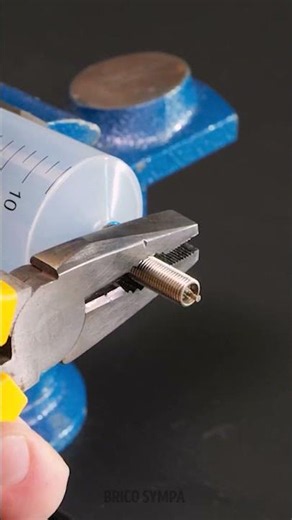 Fabriquer une pompe à carburant DIY avec une seringue | Astuce mécanique 🔧💉✨