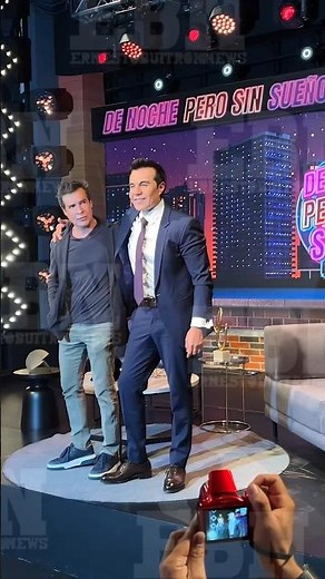 ADRIÁN URIBE presentó la nueva temporada de su programa “De noche pero sin sueño” #televisa
