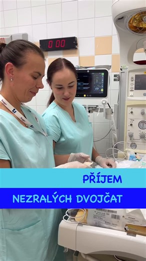 Jednotka intenzivní a resuscitační péče pro novorozence on Instagram: "PŘÍJEM NEZRALÝCH DVOJČAT ✅PŘÍPRAVA → příprava resuscitačního lůžka a týmu → komunikace mezi neonatologickým a porodnickým týmem (anamnéza rodičky, průběh těhotenství, prenatální vyšetření) → podpora tranzice z intrauterinních podmínek 🌡TERMOMANAGEMENT → prevence tepelných ztrát (evaporace - odpařování; radiace - sálání; konvekce - proudění; kondukce - vedení) → ošetření na multifunkčním výhřevném lůžku → u nezralých dětí pou