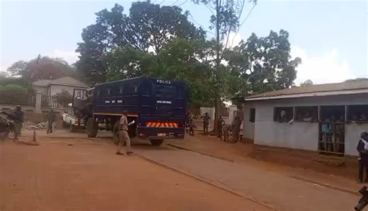 #LunthaTVOnline #Nkhani Zadziwika kuti Oweluza milandu ku bwalo la Senior Resident Magistrate, Wangawa Nyirenda, ndiye amve mulandu omwe apolisi akuganizila kuti anthu 11 omwe ndikuphatikizapo Davie Malamula ndiomwe anachitila chipongwe anthu osiyanasiyana kuphatikizapo otsatila chipani cha democratic progressive DPP pa Mbowe mu mzinda wa Lilongwe. Chifikileni ku bwalo la milandu lero mmawa mulanduwu mkuti usanayambebe koma pano tsopano wayamba. Milandu ina yokhudzana ndizomwe zidachitika ku Mpo