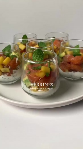 🥑 Verrines saumon mangue avocat 🥑 Ingrédients: 250g de saumon frais 1 avocat 1 mangue 1 càc de sauce soja sucrée 2 càs de Saint Moret 1 càs de crème liquide Ciboulette, aneth, poivre Jus de citron 1. Découpez le saumon, l’avocat et la mangue en petit cube 2. Ajoutez la sauce soja sucrée et de la ciboulette 3. Mélangez le Saint Moret, la crème liquide, la ciboulette, l’aneth, le poivre et le jus de citron 4. Dans le fond de vos verrines déposez un peu de crème 5. Ajoutez le mélange saumon/avoca